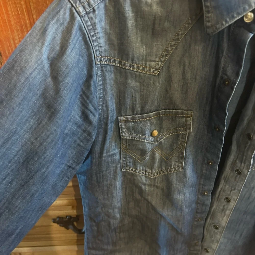 Men’s denim wranglers shirt with pearl snaps - Picture 2 of 3